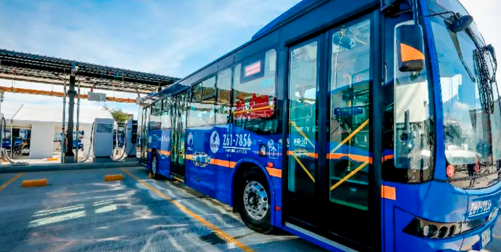 BYD prueba el primer bus articulado 100% eléctrico de Colombia.