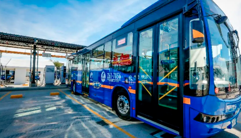 BYD prueba el primer bus articulado 100% eléctrico de Colombia.