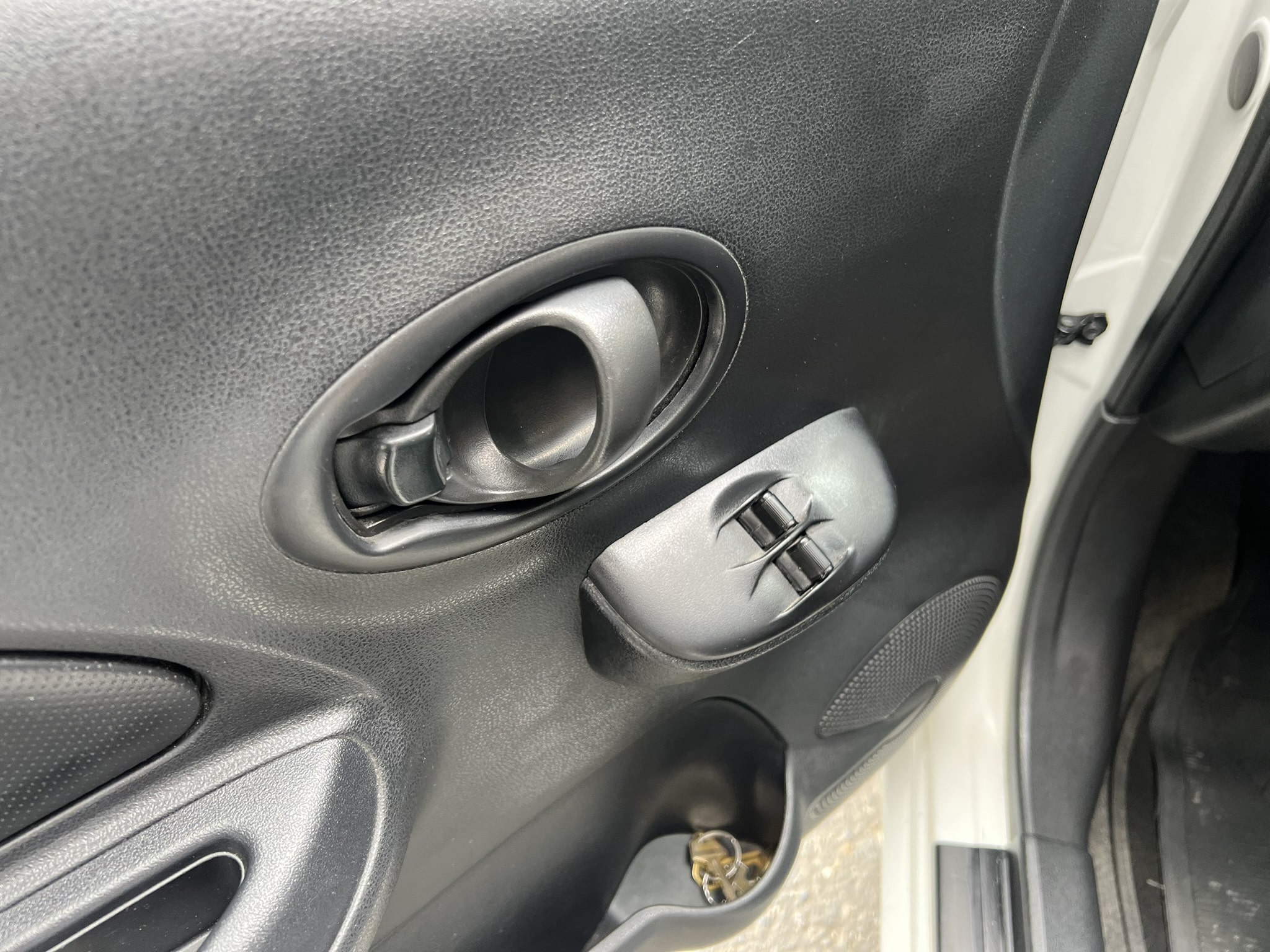 
								Nissan March Sense Cc1600 Mecánico full									