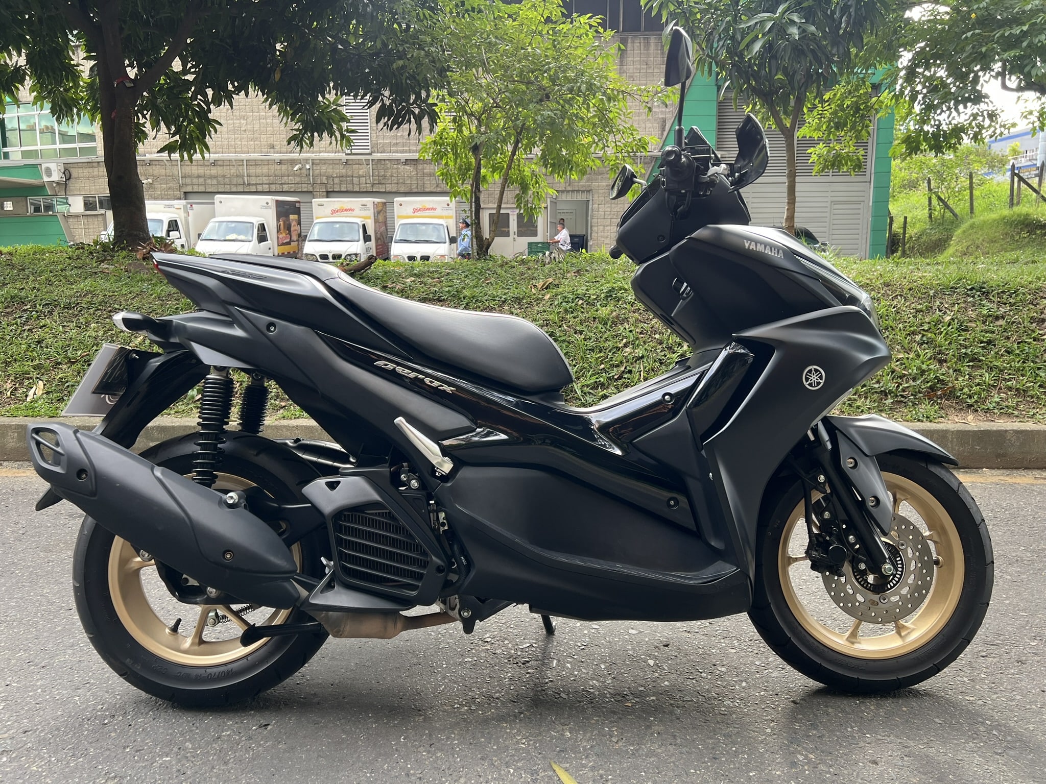 
								Yamaha Aerox Kuro 2025 full									