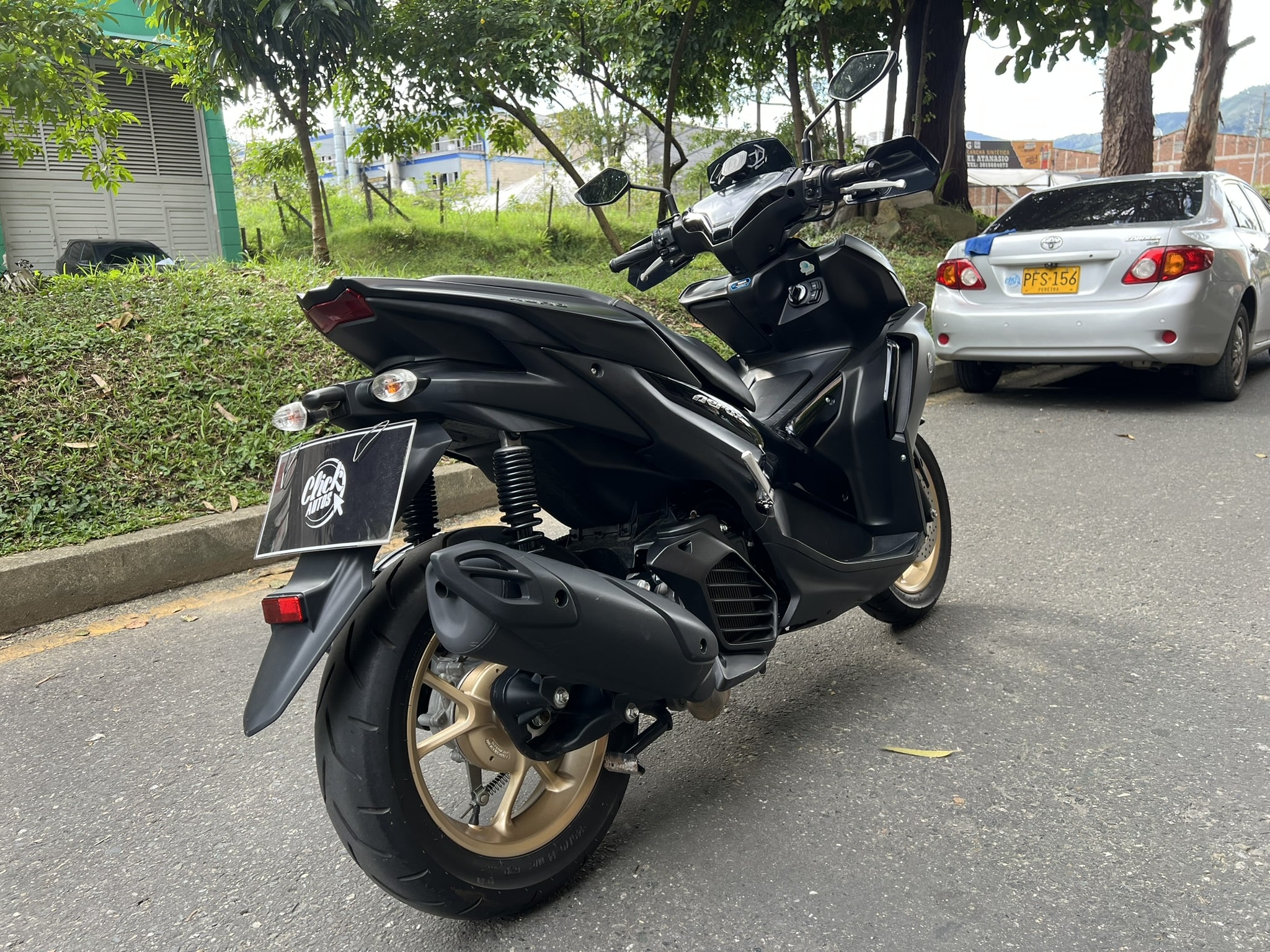 
								Yamaha Aerox Kuro 2025 full									