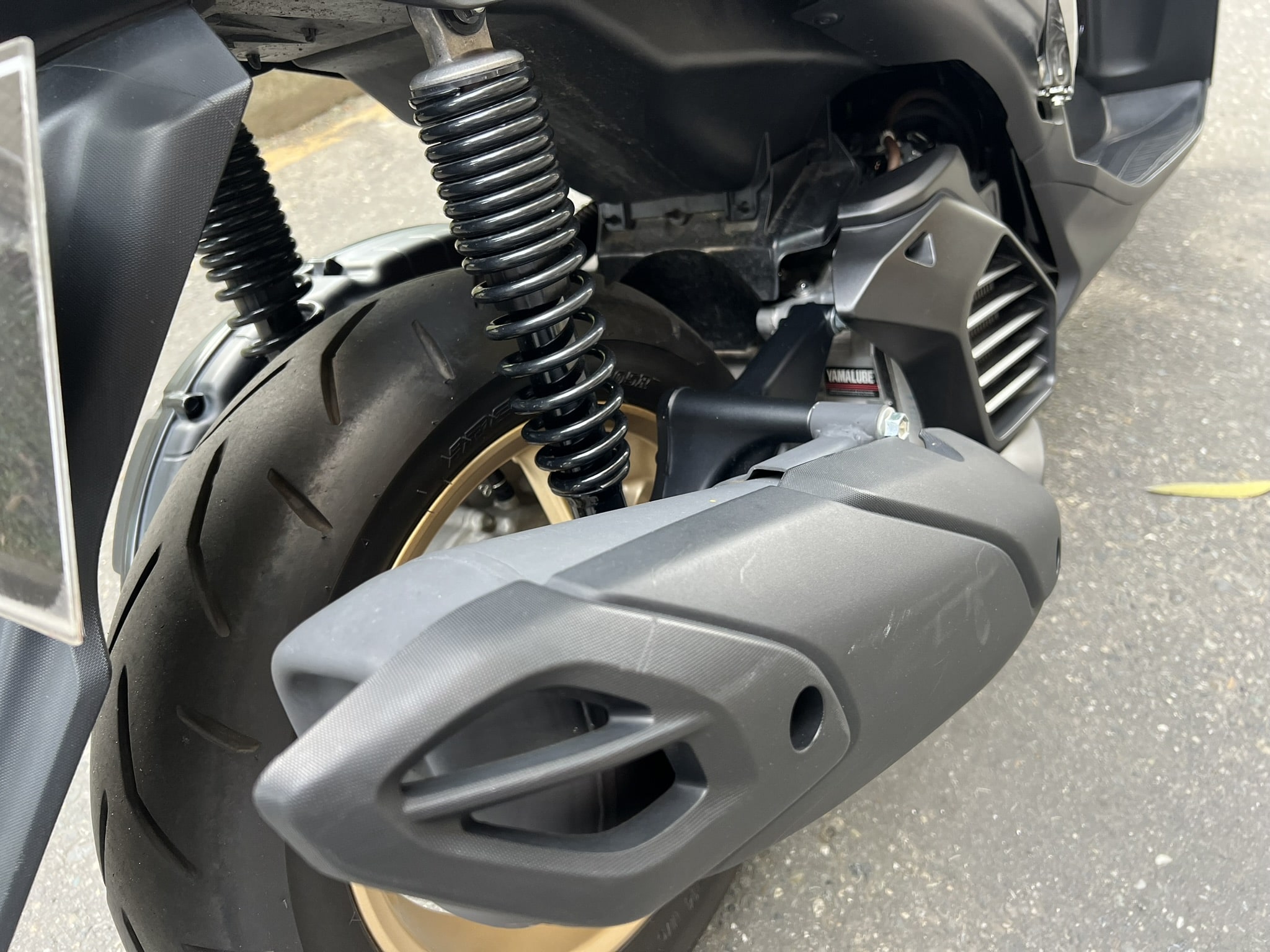 
								Yamaha Aerox Kuro 2025 full									