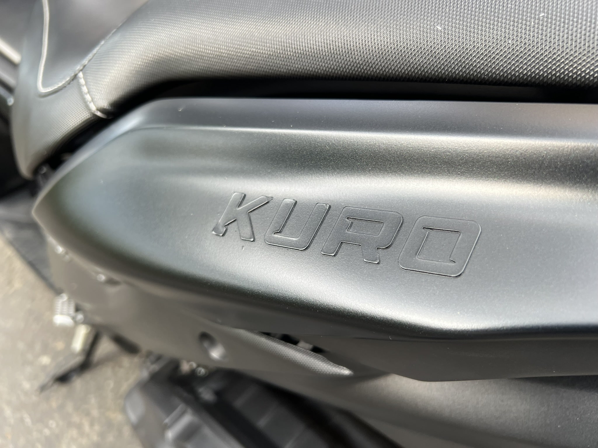 
								Yamaha Aerox Kuro 2025 full									