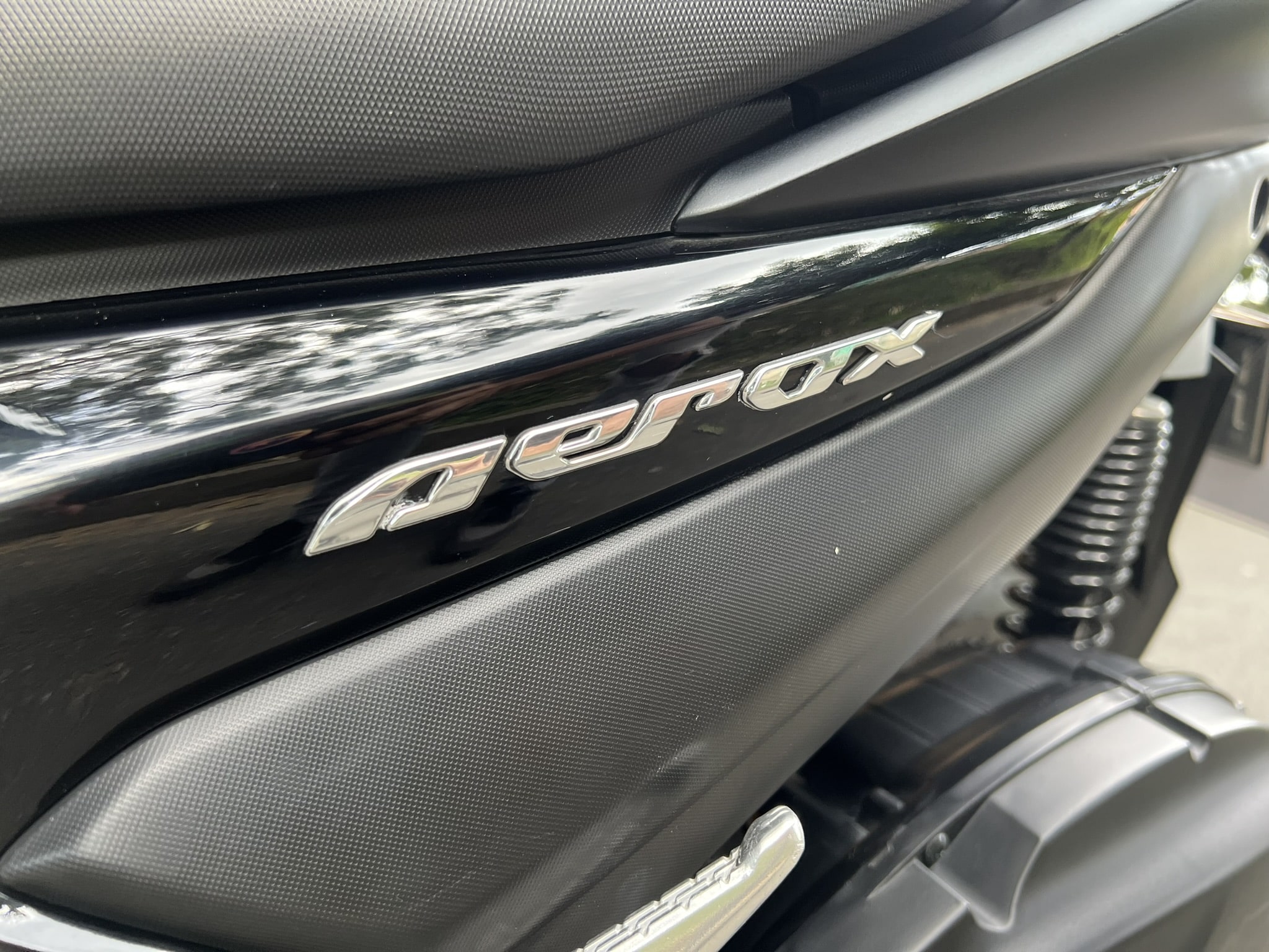 
								Yamaha Aerox Kuro 2025 full									