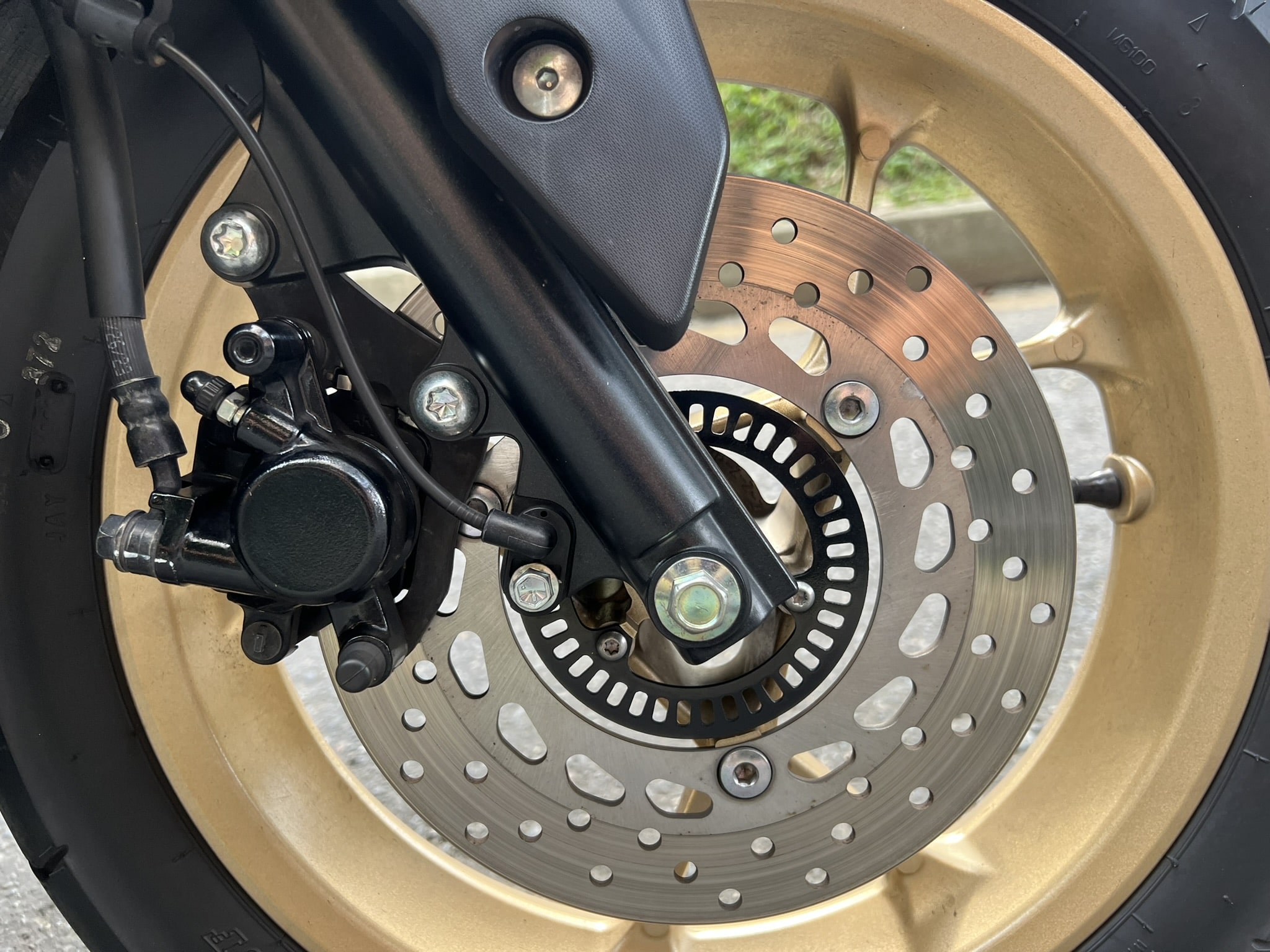 
								Yamaha Aerox Kuro 2025 full									