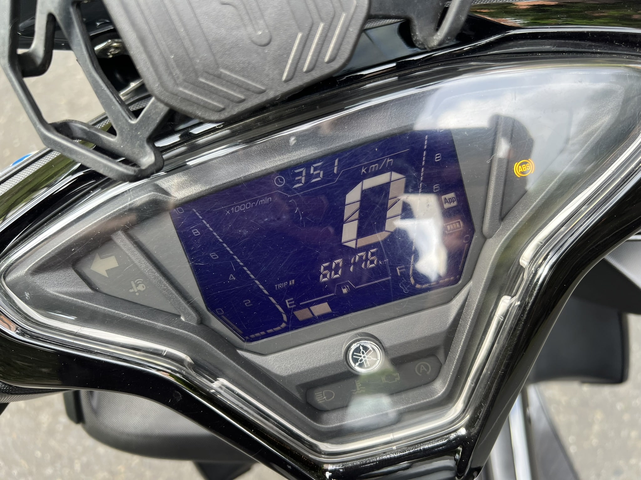 
								Yamaha Aerox Kuro 2025 full									