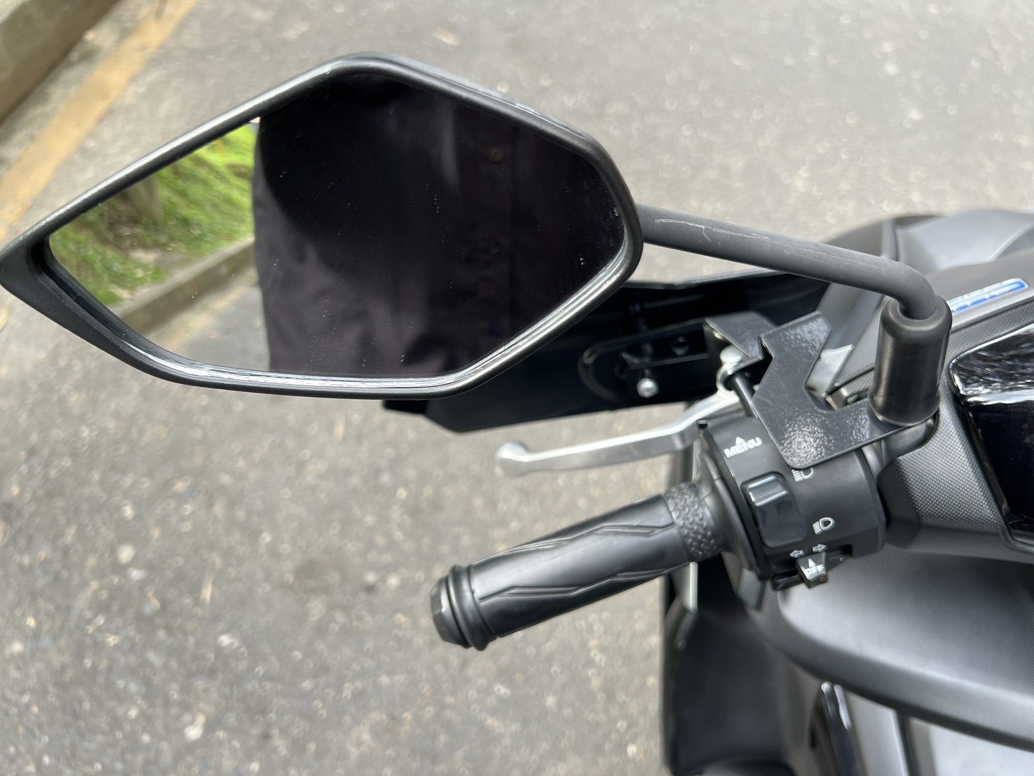 
								Yamaha Aerox Kuro 2025 full									