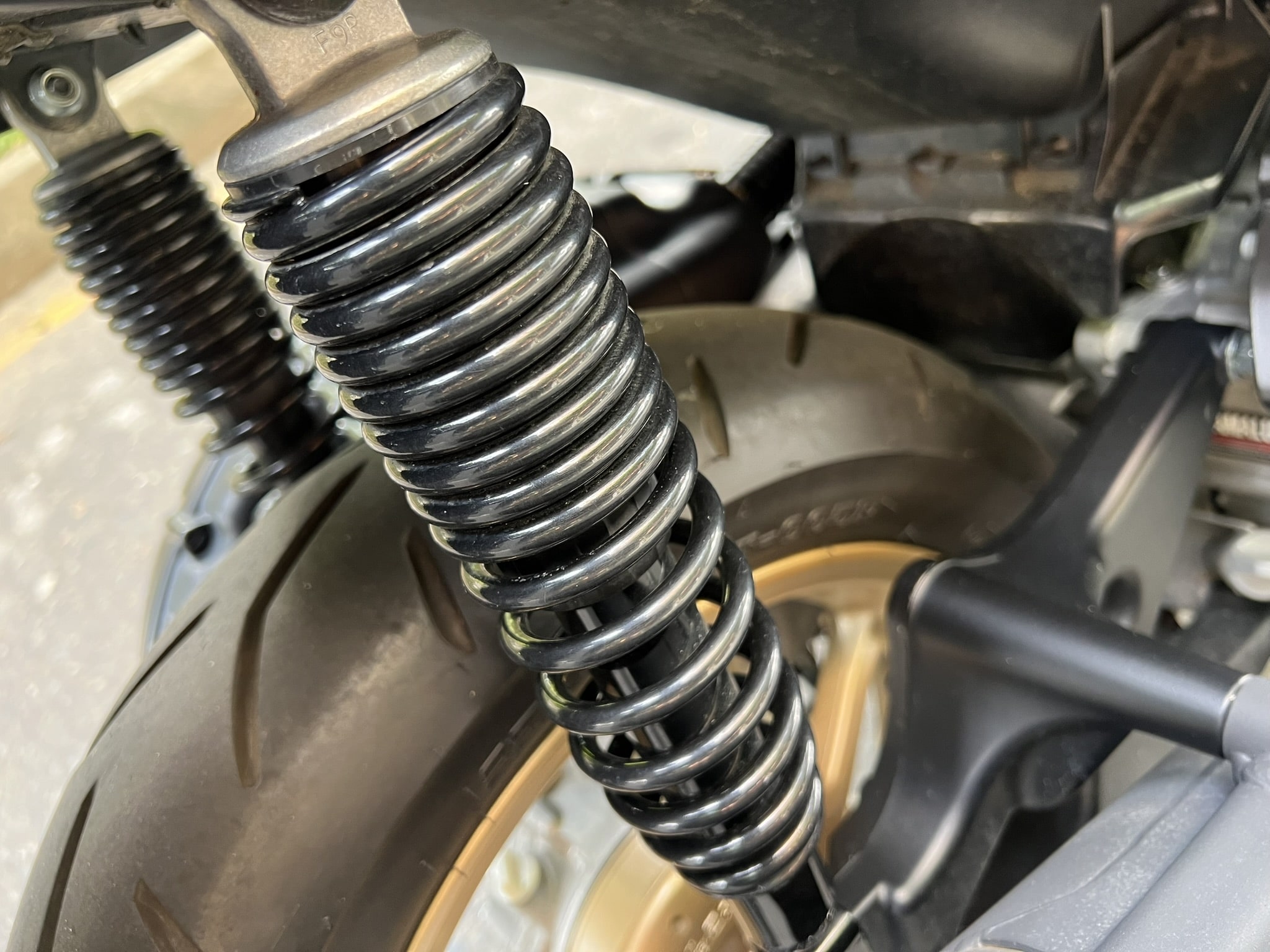 
								Yamaha Aerox Kuro 2025 full									