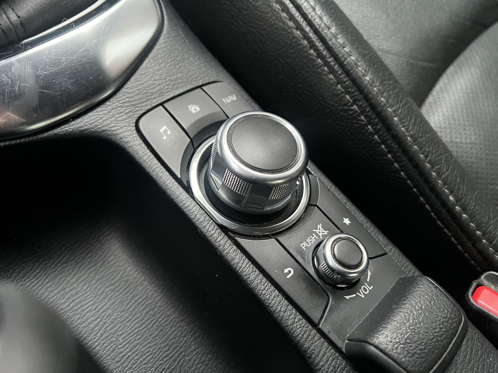 
								Mazda 2 Touring Sedan 2019 full									