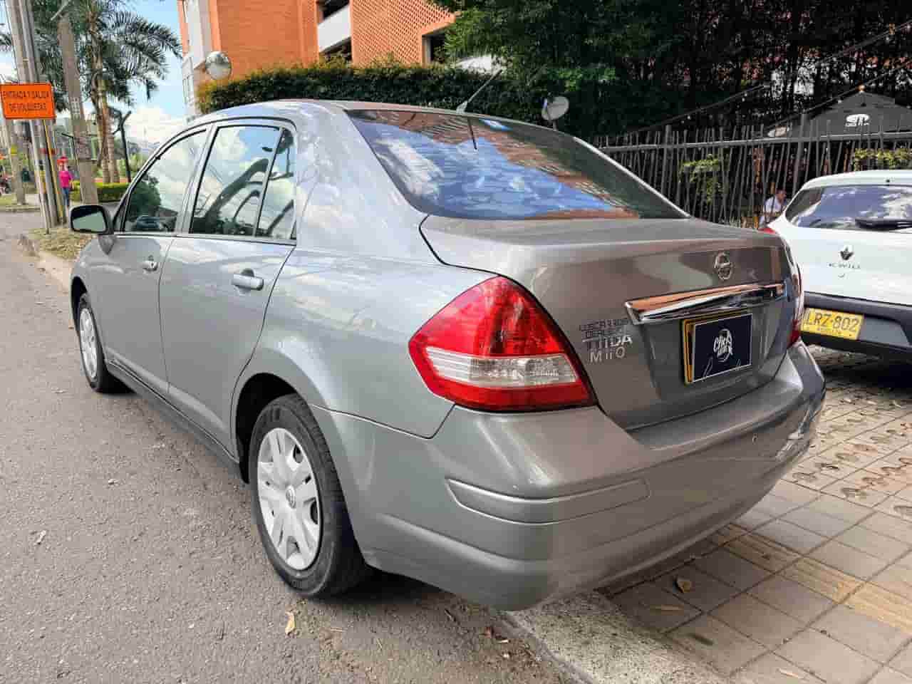 Nissan Tiida Sedan 1.8 Miio 2013