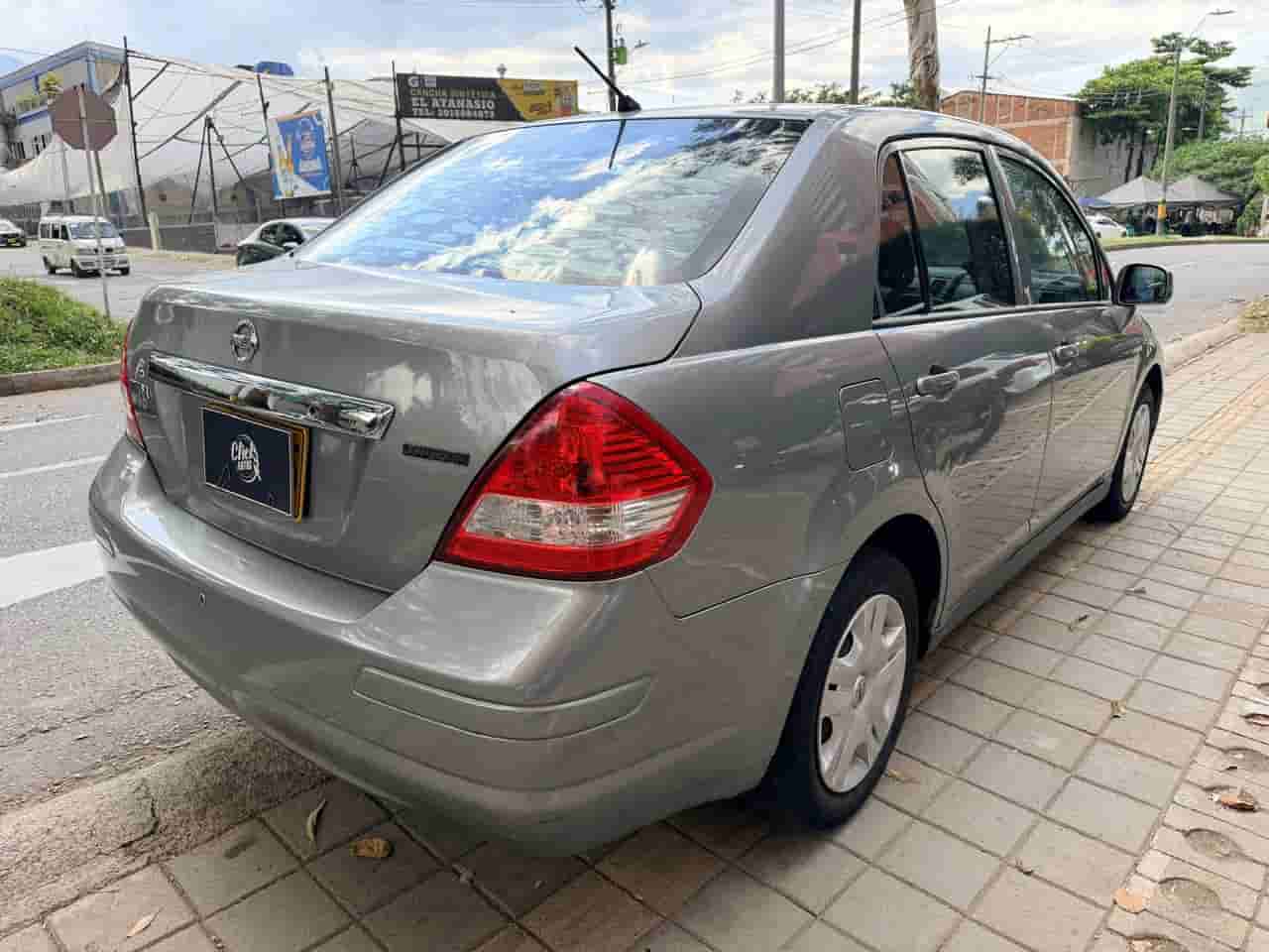 Nissan Tiida Sedan 1.8 Miio 2013