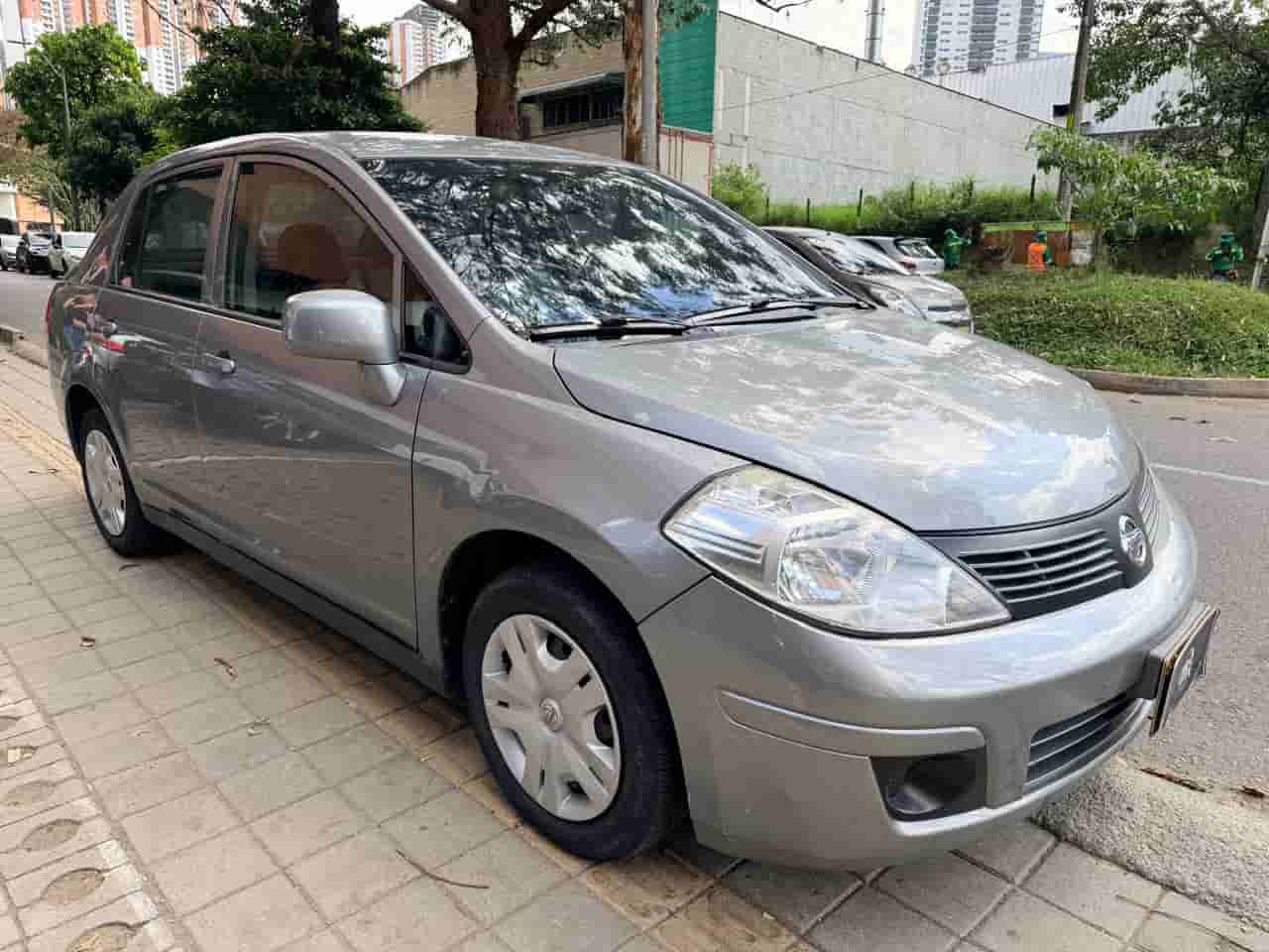 
								Nissan Tiida Sedan 1.8 Miio 2013 full									