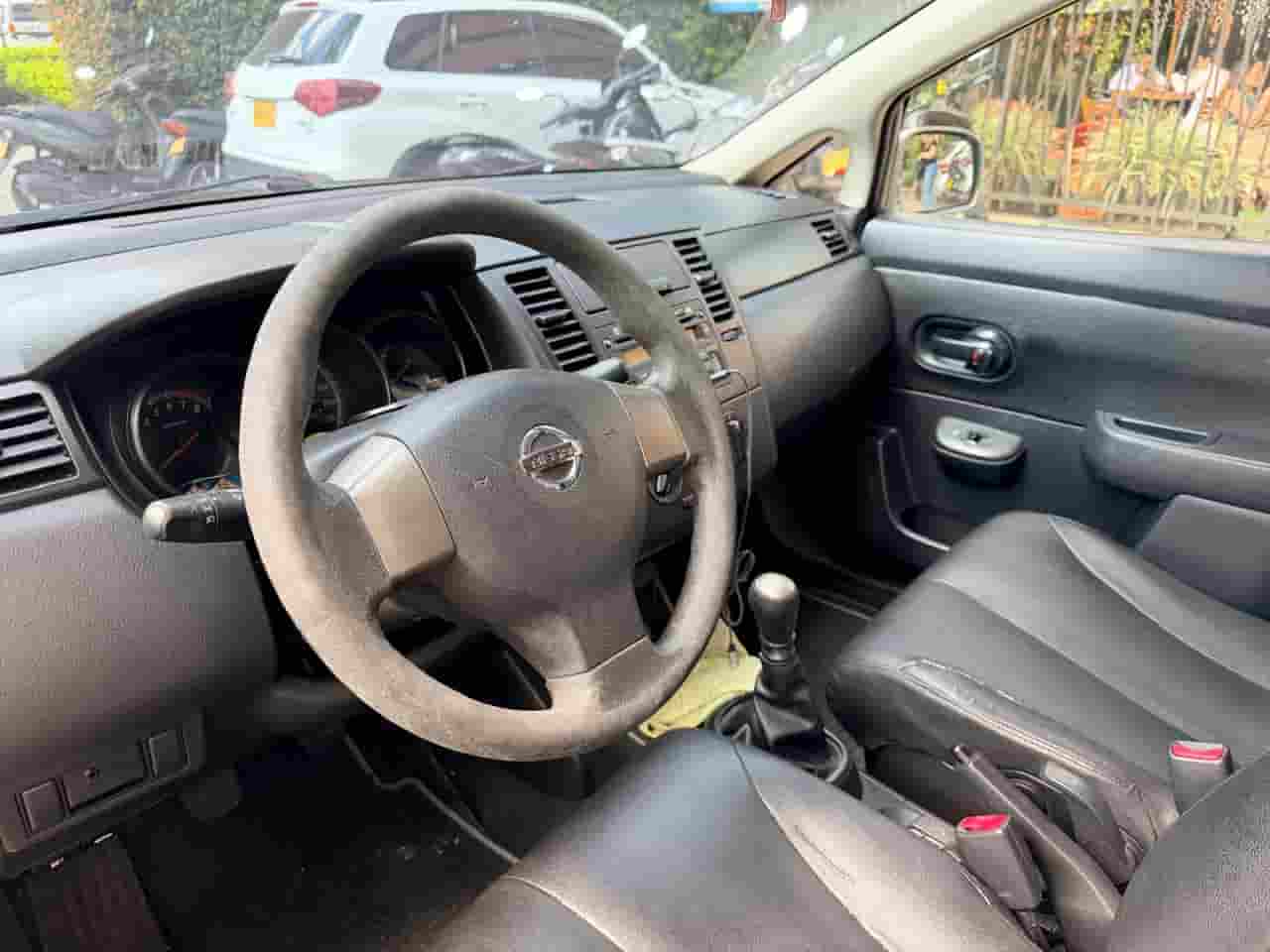
								Nissan Tiida Sedan 1.8 Miio 2013 full									