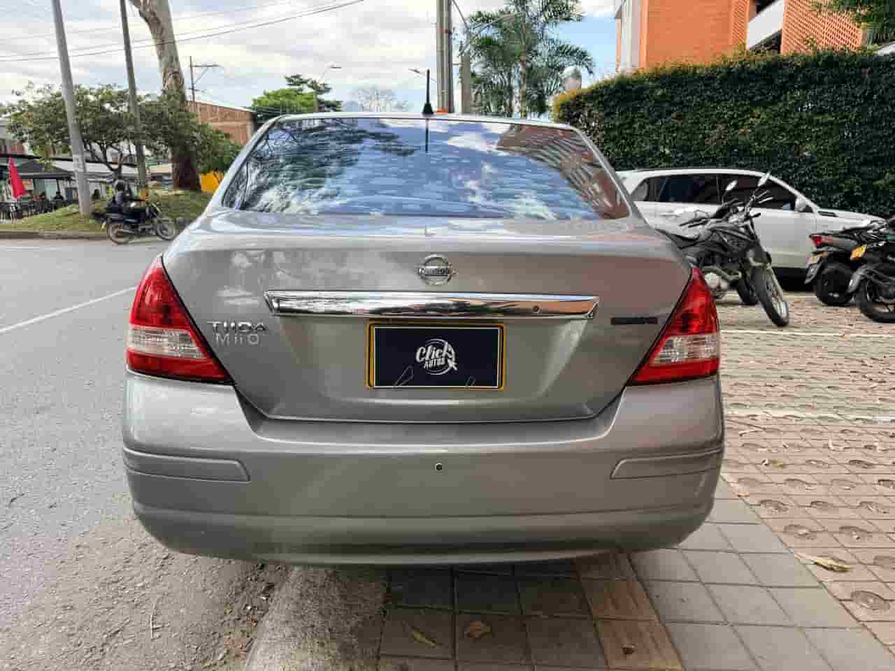 Nissan Tiida Sedan 1.8 Miio 2013